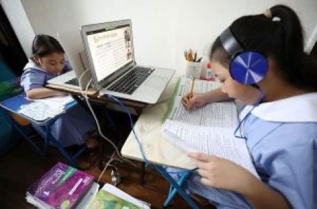 Filipino students return to  online classes due to heat