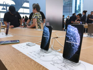  Samsung Overtakes Apple as World’s Largest Phone Maker as iPhone Sales Decline