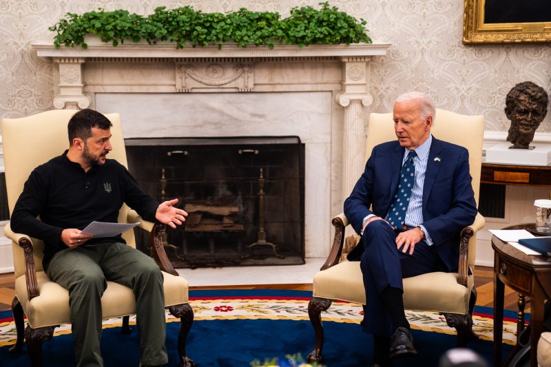  Zelensky, amid urgent appeal to Biden, confronts U.S. partisan split