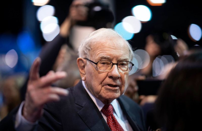  Warren Buffett — worried about impersonators — says he doesn’t endorse candidates or investments