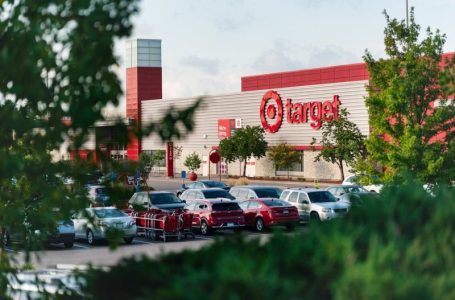 Target stock falls 21% as big discounting effort falls short