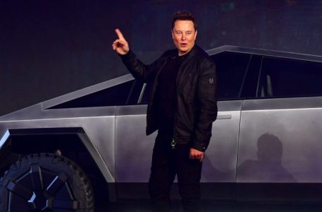 Musk loses more than $100B as Tesla gives up trillion-dollar company status amid sell-off