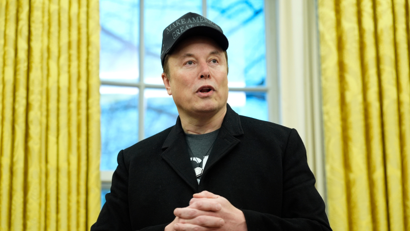  Elon Musk makes surprise appearance at CPAC