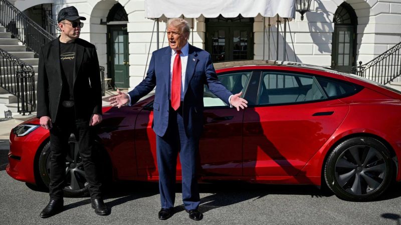  FLASHBACK: Biden also paraded electric vehicles at the White House when he drove a Jeep Wrangler in 2021