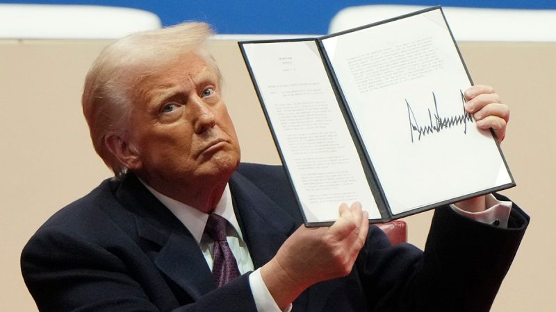  Trumps takes jab at Biden over ‘autopen signature’ following concerning report over who ran the White House